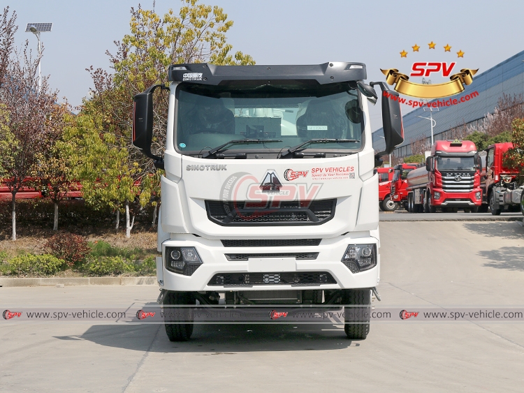 7,000 Litres Waste Liquid Remove Truck Sinotruk - Front Side View